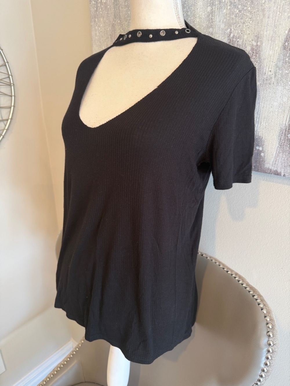 Black Ribbed Cutout V-Neck Top with Grommet Collar size large - Picture 3 of 5
